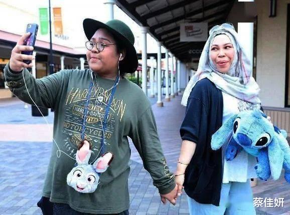 |50岁富婆示爱27岁帅气男助理，女儿崩溃：“不想要第6个爸爸了”