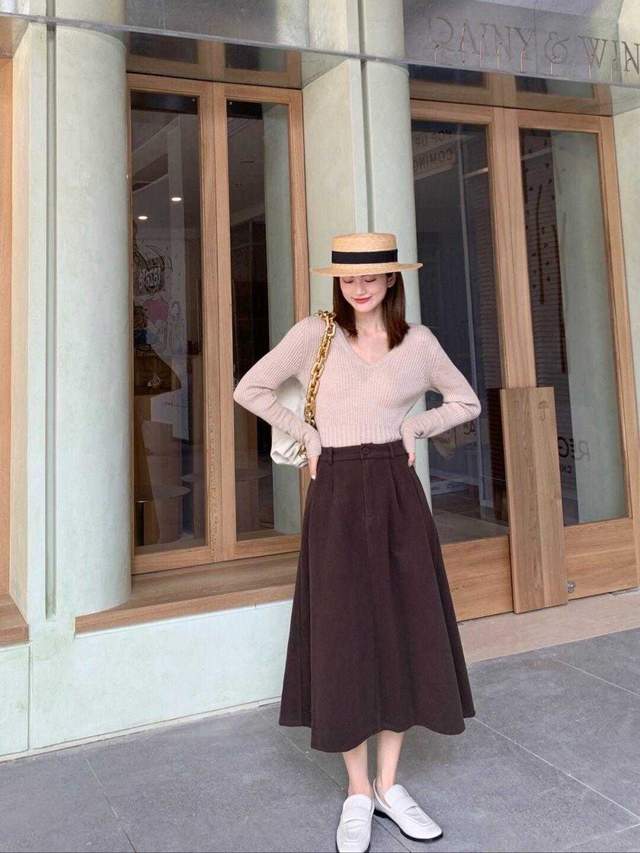 何有强|30+的女生建议多尝试优雅风，针织衫搭配高腰A字半身裙，高级减龄