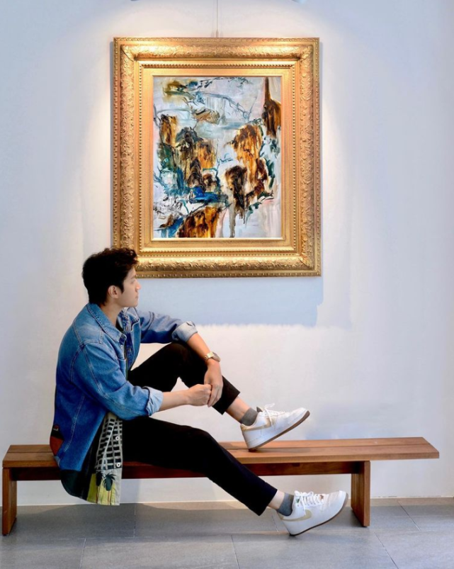 陈乔恩|陈乔恩Alan穿情侣装拍甜蜜合照,趴巨大壁画墙上搞怪满分