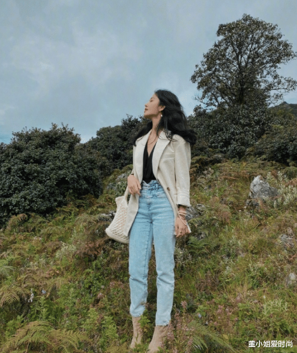 穿衣搭配|杨采钰的亮片连衣裙“火”了,搭配短发造型好吸睛,超迷人