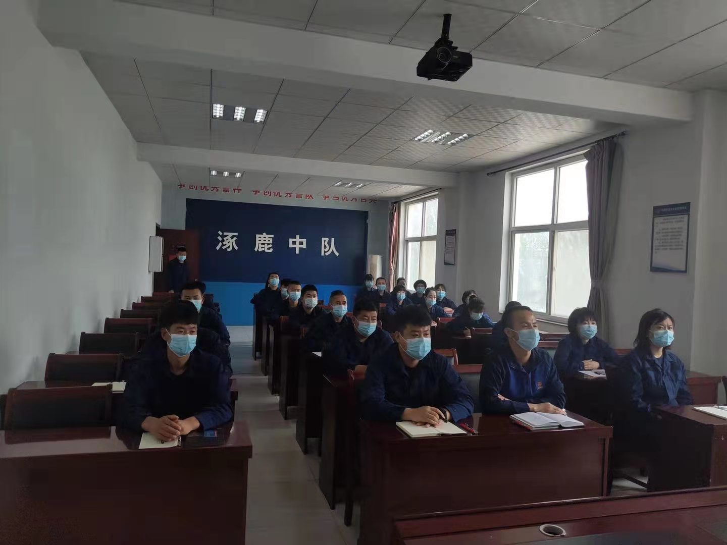 燕赵都市报 张家口涿鹿消防大队邀请汶川地震救援一等功臣刘秋生为全体指战员进行授课