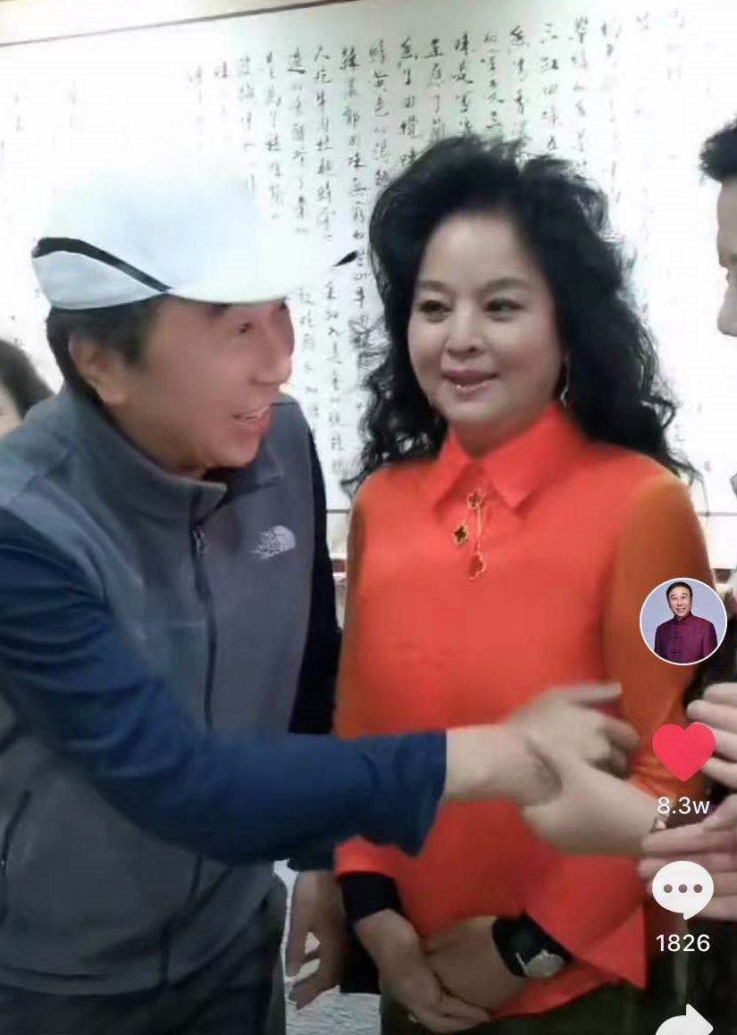 冯巩|64岁冯巩异性缘惹人羡，被美女粉丝追着要合影，本人笑到合不拢嘴