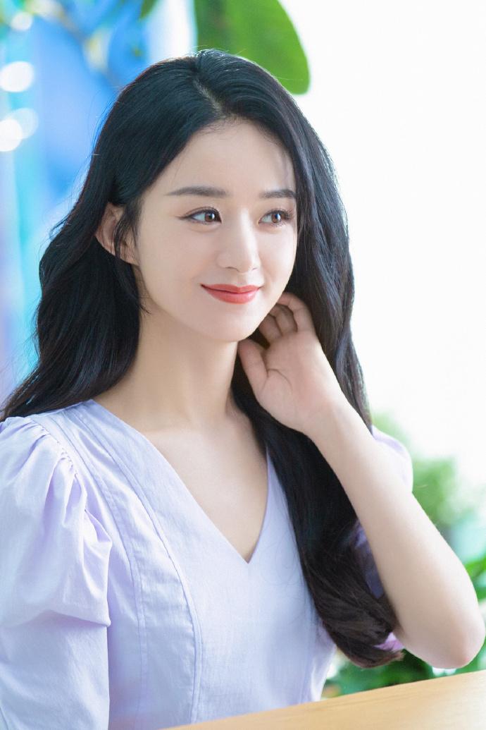 赵丽颖|赵丽颖端午晒九宫格宠粉，穿淡黄长裙出镜，长发飘飘甜味浓