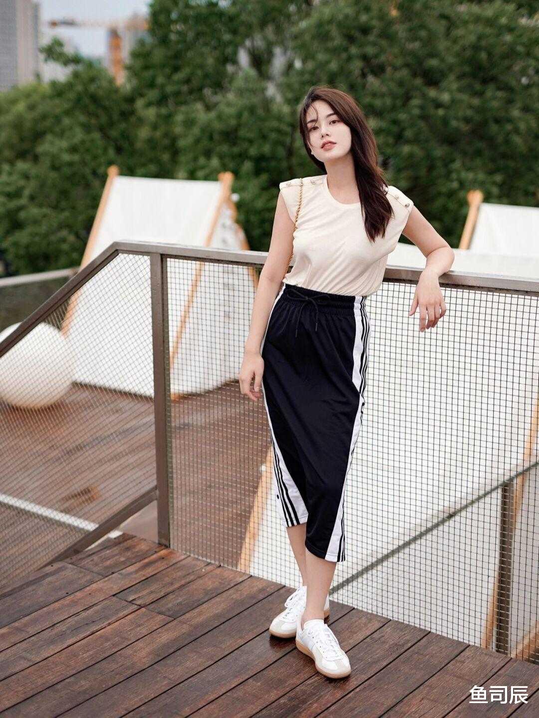 鱼司辰|夏日搭配技巧，白色背心搭配半身裙优雅大气，时髦又清爽