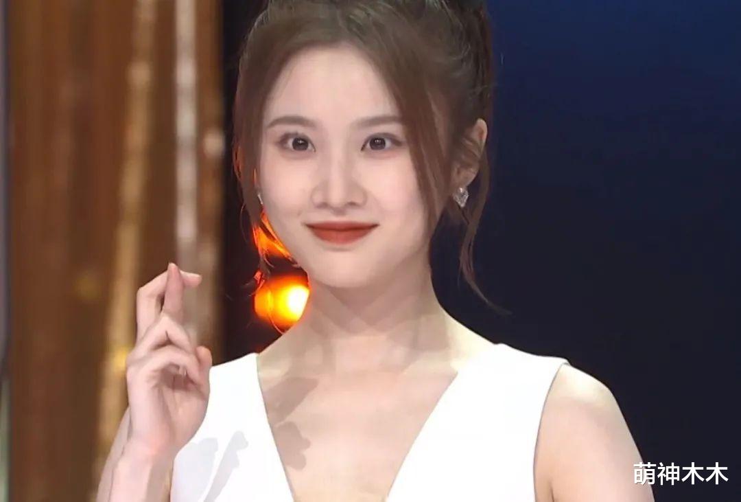 肖战|《欢乐颂》新五美首次公开亮相，闺蜜合照暴露真实关系，孙千尴尬