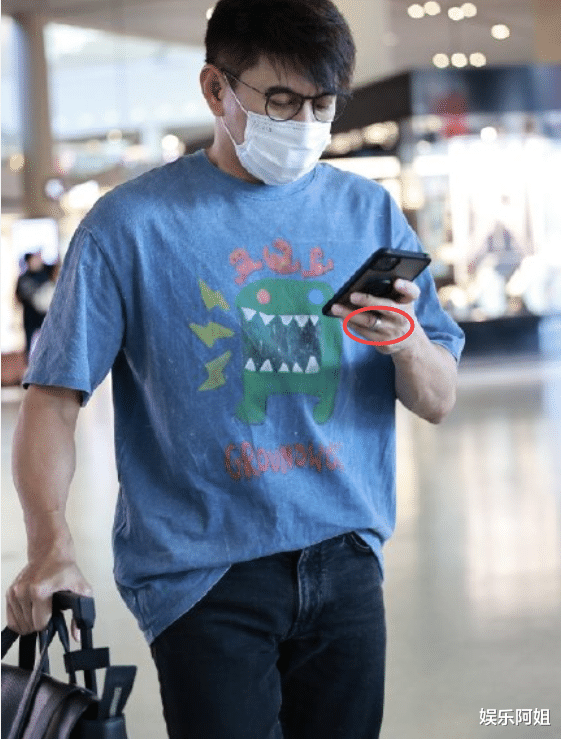 吴奇隆|50岁吴奇隆现身机场，体格强壮似猛男，而衣服图案暴露真实本性？