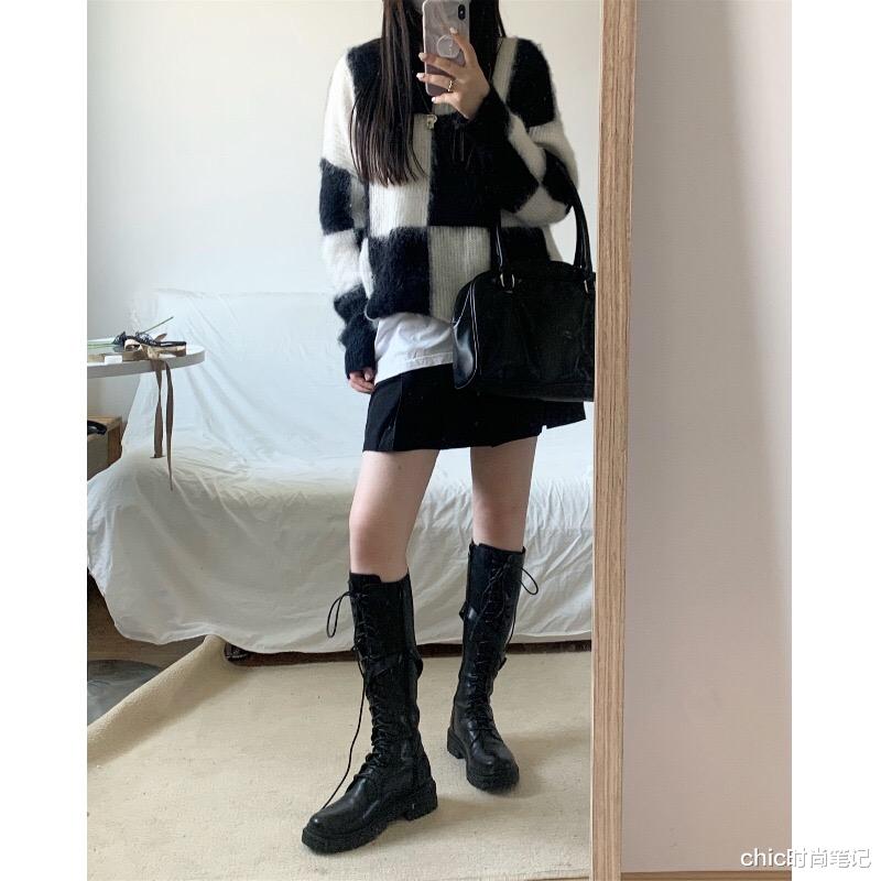 chic时尚笔记|氛围感女神易梦玲，以彩色雨筒长靴为乐，将先天腿长优势发挥无疑