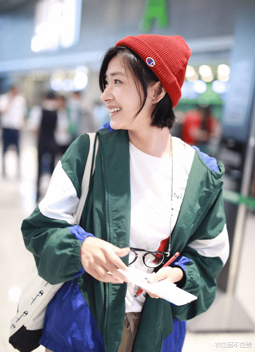 赵露思|万茜真懂“扮”嫩，穿拼色外套配短裤露美腿，不像中年大妈似少女