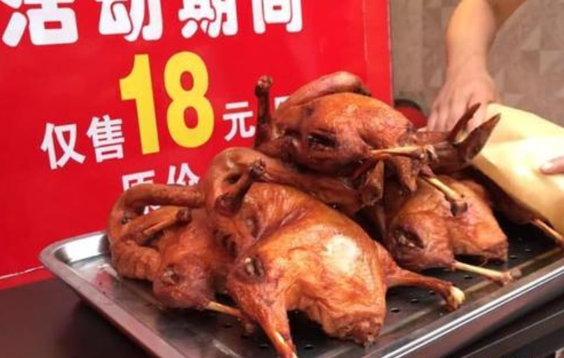 冷佳琳说美食 街边18元一整只的烤鸭,许多人不敢吃,鸭店老板:控制成本不难