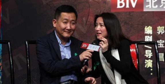 懒美人时尚|何晴年过半百脸上却没有一丝皱纹,穿着优雅淡妆出镜,气质太沉稳