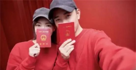 唐嫣|唐嫣低调撒糖，和罗晋同穿女儿喜欢的米老鼠衣服，一家三口超幸福