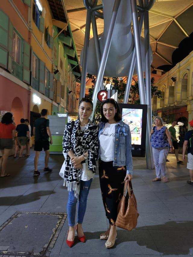 冻龄 李玲玉才不服老,穿背带裤扎马尾不像57岁,脸蛋还是当年美人模样