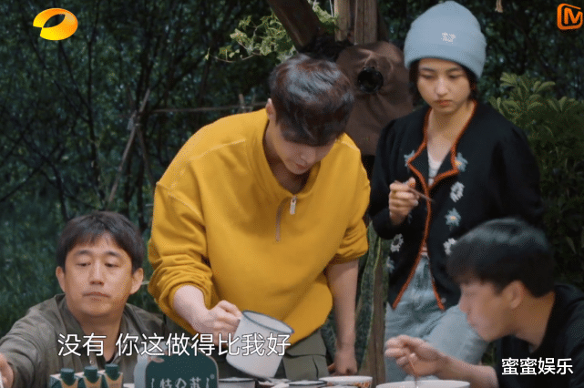 黄磊|张艺兴做5道菜8个人不够吃，彭彭帮忙被忽视，黄磊夸赞背后是偏爱