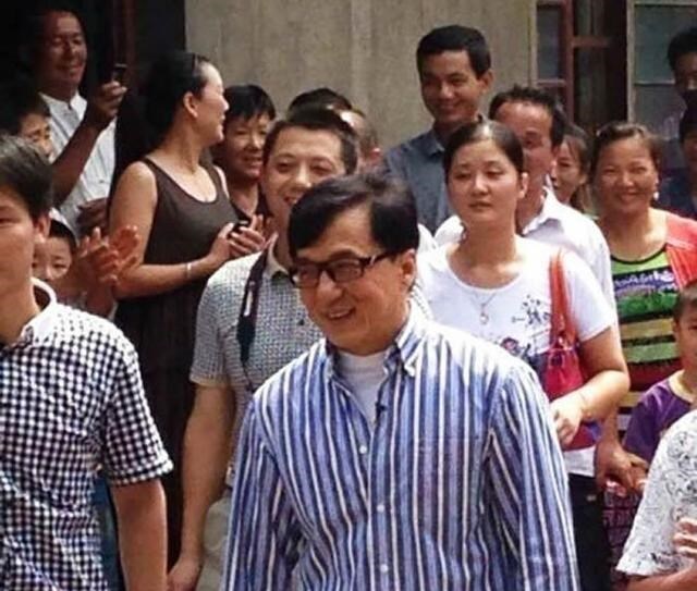 成龙|成龙同父异母的大哥：10岁被父亲抛弃，73岁才见到成龙第一面