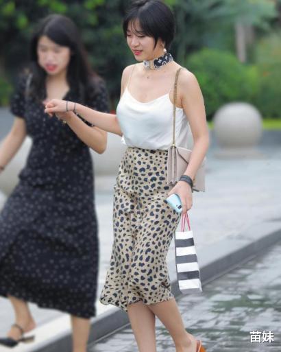 短发|波波头短发美女，吊带衫+豹纹包臀裙，贵妇气质一展无遗
