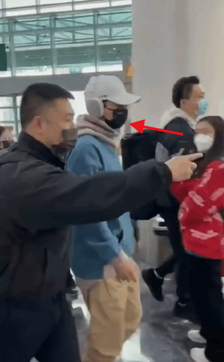 薛之谦|薛之谦、张杰粉丝开撕，指张杰在机场带保镖横冲直撞，事情有反转