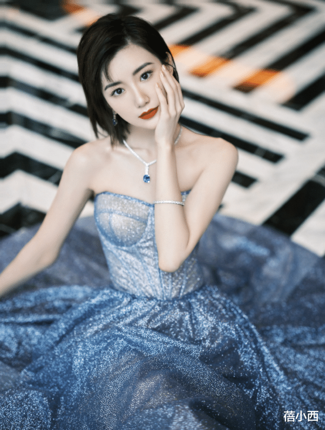 蓓小西|毛晓彤个子小身材却不赖,穿抹胸连衣裙气质惊艳,谁看了不喜欢?
