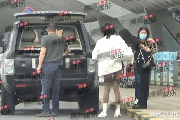 李亚鹏|李亚鹏开豪车带全家出行，女儿李嫣长腿出镜，和海哈金喜热聊不断