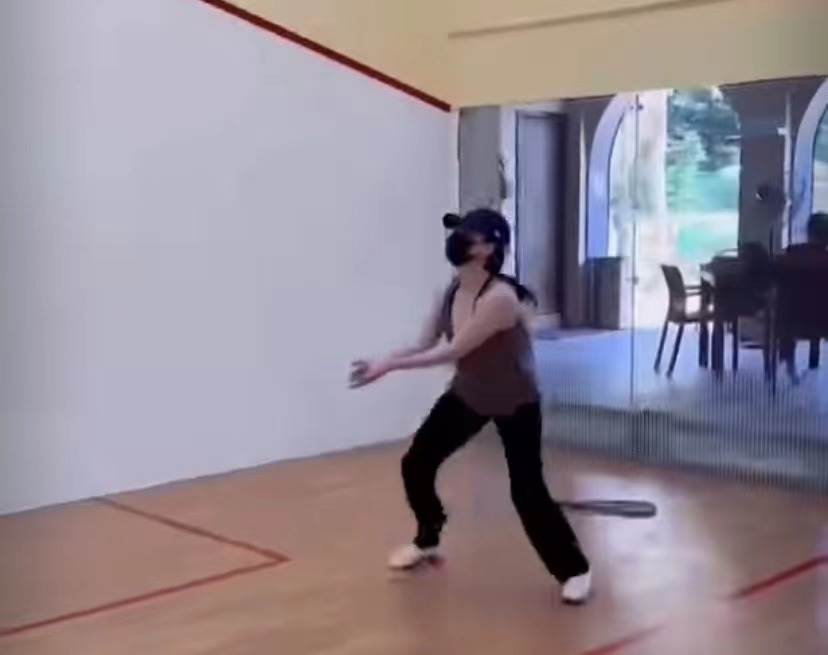 张柏芝|张柏芝陪次子打排球，11岁小Q身形修长动作矫健，越长越像谢霆锋