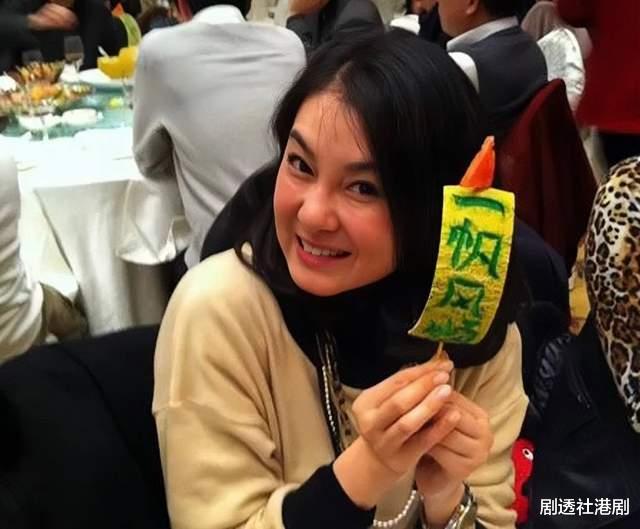 肉毒杆菌|苹果肌抢镜！香港著名女星改名后罕见现身，打肉毒杆菌留下后遗症