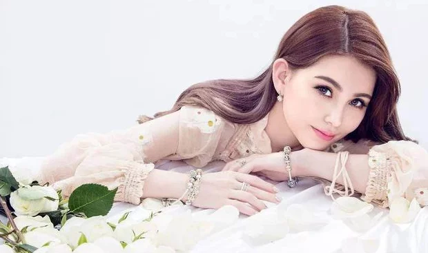 昆凌|?昆凌开始嘚瑟？王力宏官宣和李靓蕾离婚后，昆凌对李靓蕾落井下石