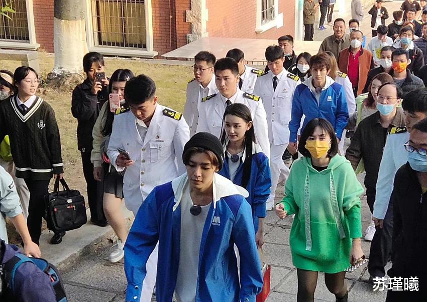 靳东|偶遇侯明昊“集美大学”打篮球，化身阳光运动系校草，青春洋溢