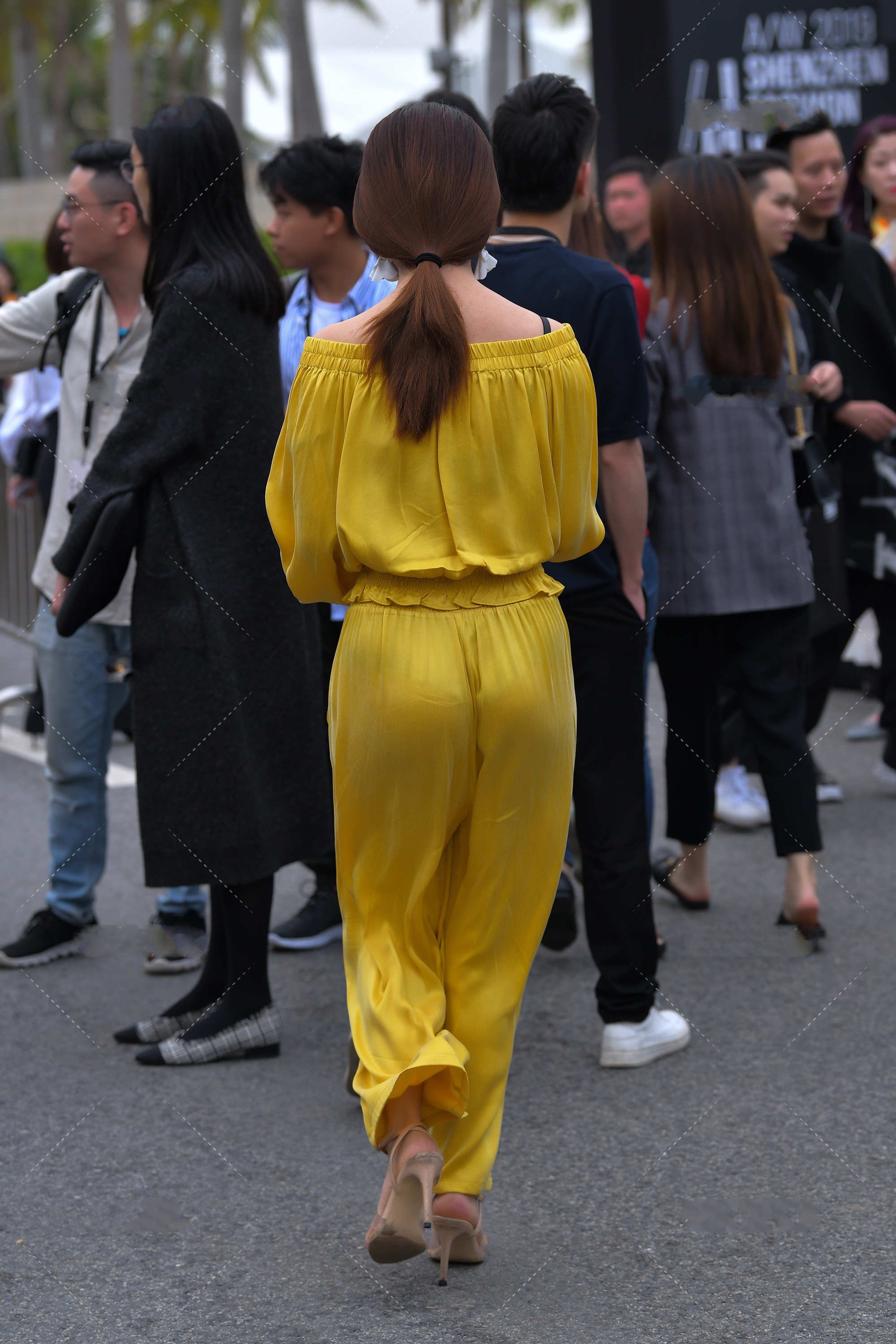 穿衣搭配|活泼的亮黄套装，青春伶俐，动感十足