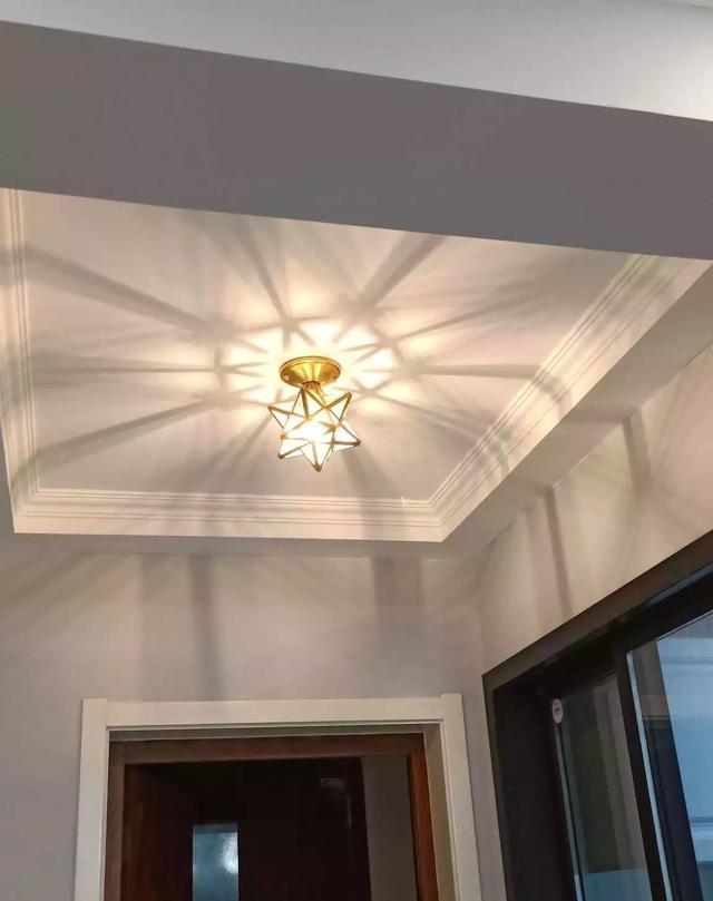 老婆精装的小户型,精打细算花了6万,天花板只装石膏线也好看