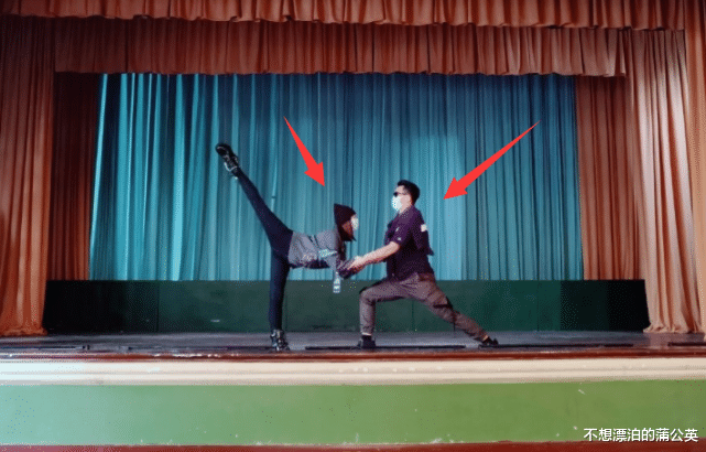 陈坤|郑恺夫妇同框，苗苗哺乳期变“苹果型”身材，两口子打扮不像一个季节