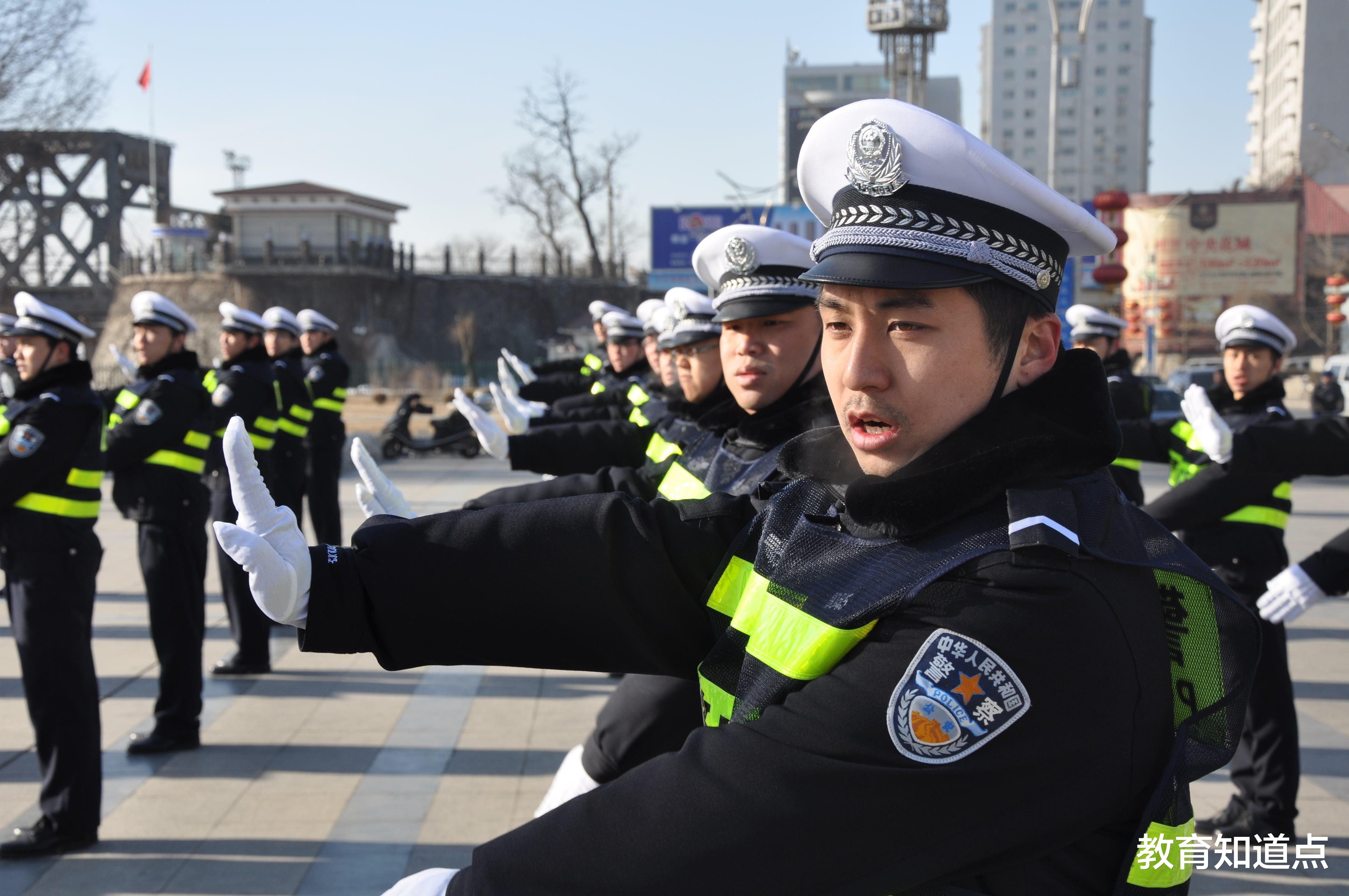 辅警|为何有人宁愿当辅警，也不当小学老师？辅警薪酬不低，1年五六万
