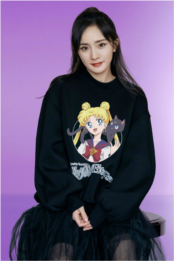 时尚风行派 杨幂为美太拼了!卫衣+薄纱裙秀美腿,全黑look依旧穿出了高级感