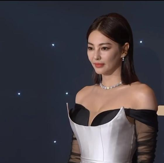 张雨绮|张雨绮的脸有点没法看,娄艺潇也挺怪,杨幂默不作声