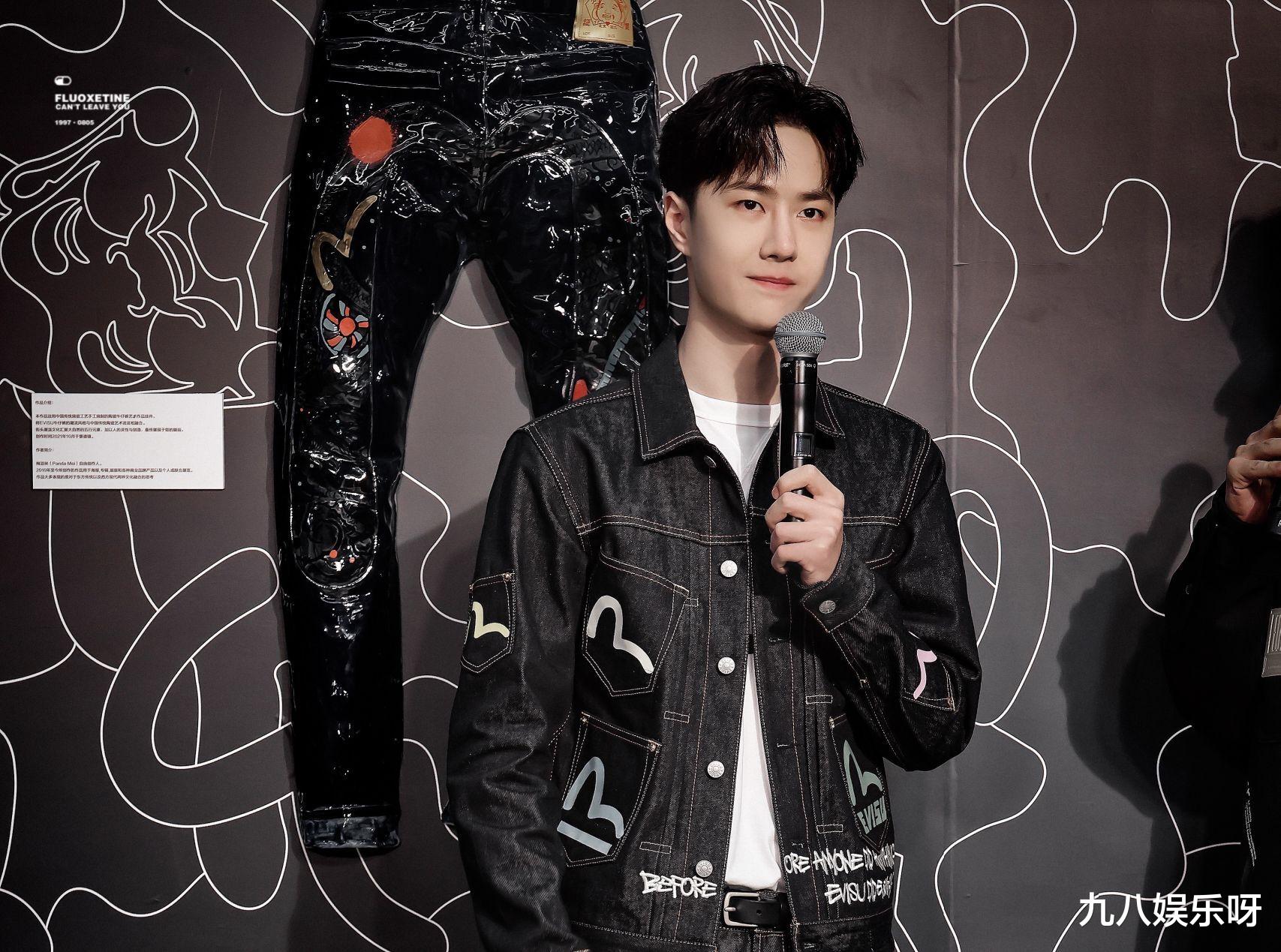 王一博|王一博参加大秀，身边竟然坐着布布，友情延续到节目外让人羡慕