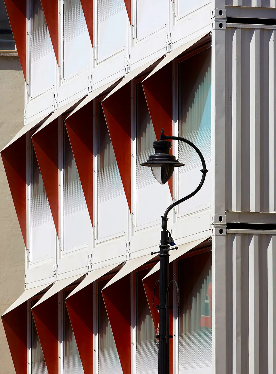 亿伽设计│酒店设计│集装箱公寓酒店：用回收集装箱构成的现代化公寓酒店