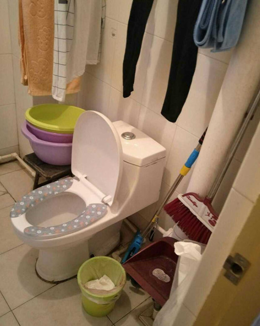 晒晒300元的出租房，卧室巴掌大，脸贴天花板，有谁住得比我差？