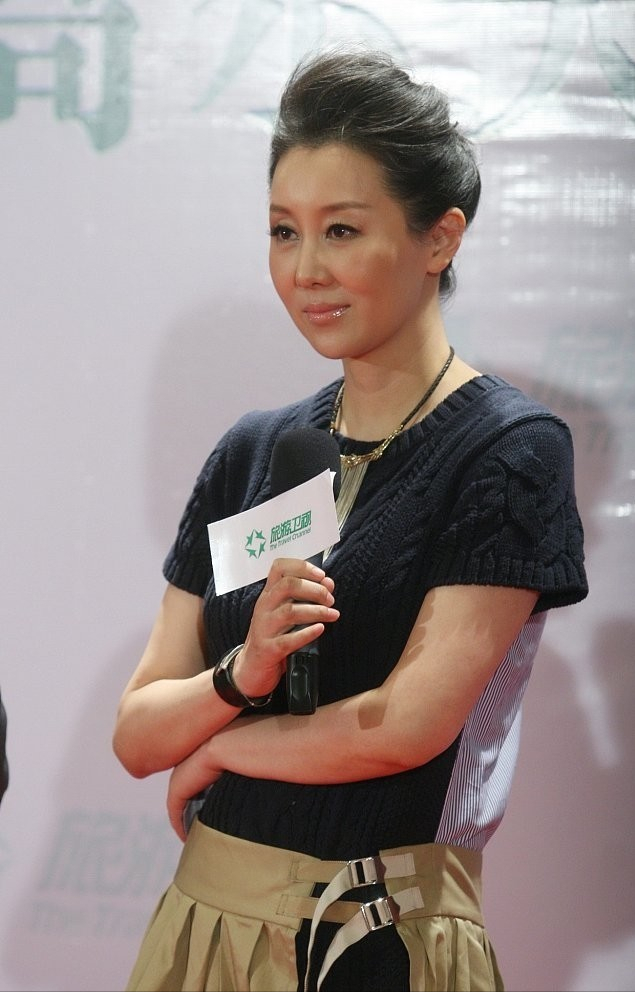 Lady变美日记|孙楠妻子比小姑娘勇敢，穿“可收缩”的短裙秀小细腿，好撩人