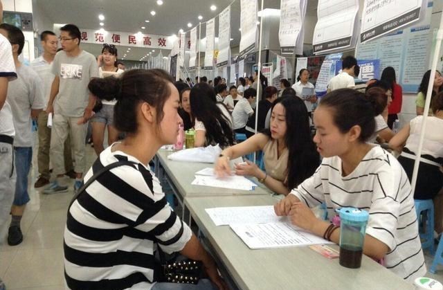 大学|为何企业更偏爱招应届生？名企HR给出4点理由，第2点往届生不具备