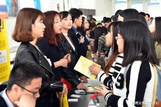 教师|本科毕业后，专业“幸福感”排名除名，教师的排名太现实