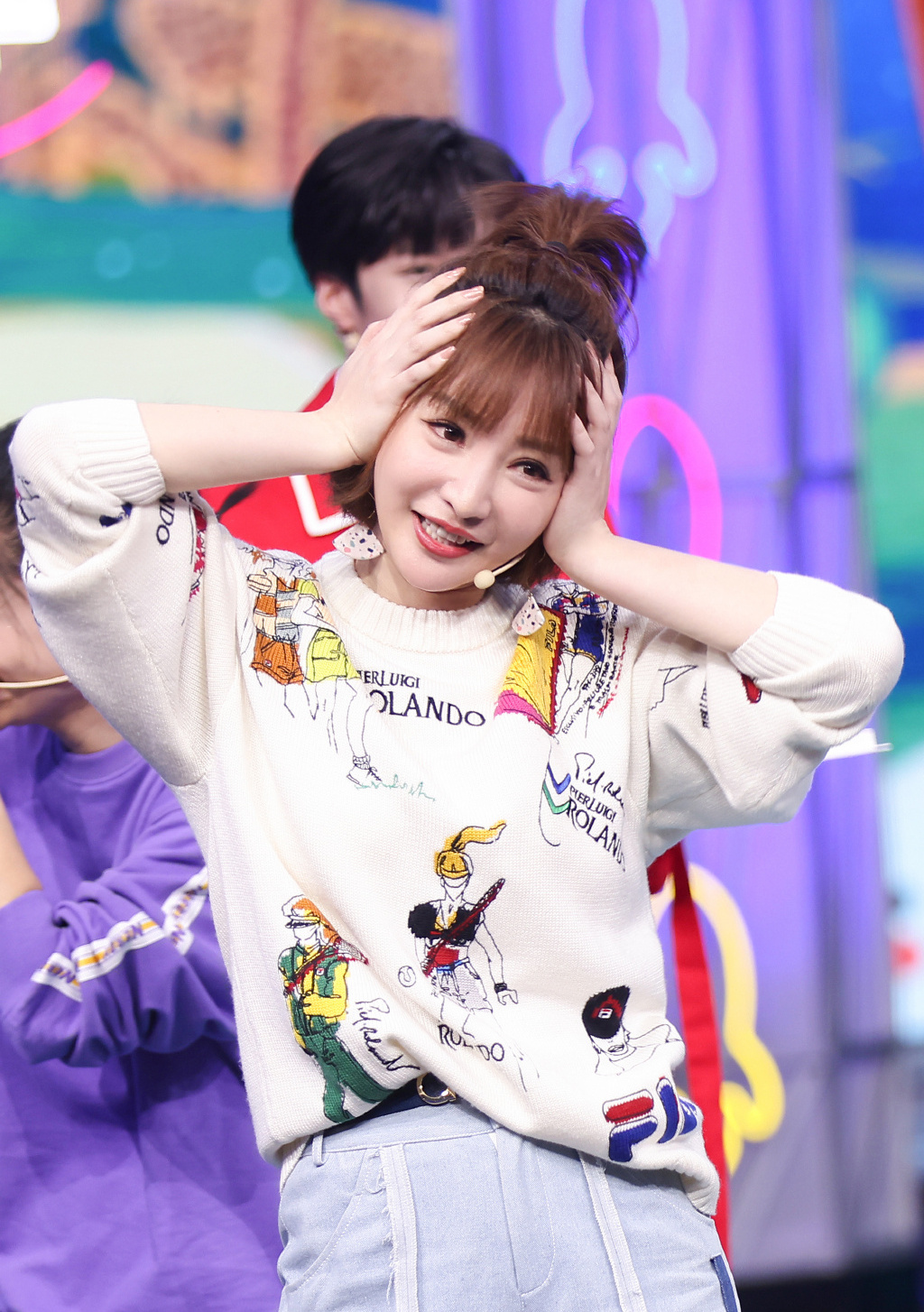 柳岩|柳岩穿衣真胆大，身穿连衣裙秀丰润饱满身材，挤得厉害也不怕走光