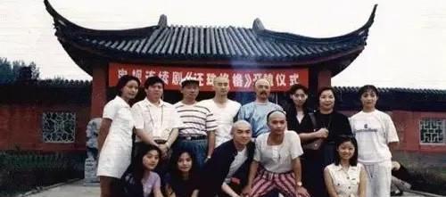 还珠格格|《还珠格格》23年前珍贵合照曝光，青涩模样难掩高颜值美貌！