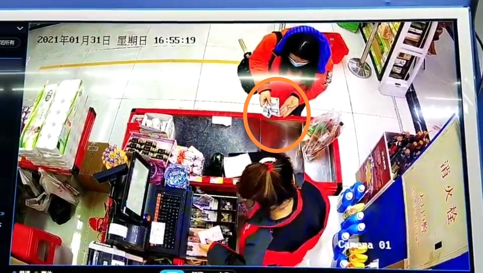 天天读报会 就为赚40元，大连一女子玩弄手法50元换成10元！视频还原真相