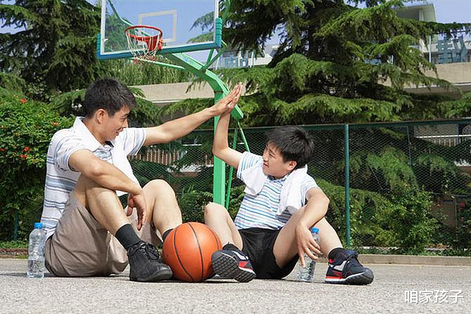 咱家孩子|孩子深夜关门查分,妈妈门外苦苦等待五个多小时,窗外墙根蹲的是谁?