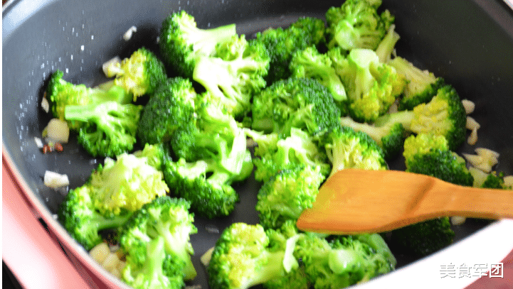 西兰花|夏天，吃它刮油甩赘肉，坚持1个月，水桶腰变成小细腰，人更美了