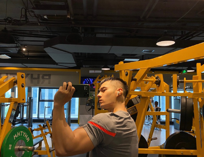 健身圈一哥|西安大男孩一身腱子肉，颜值赛过明星，好厉害的肌肉分离度！