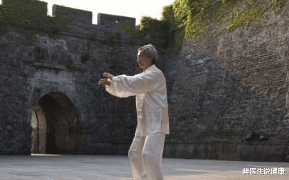 龚医生说健康|补了一辈子钙，为什么还会骨质疏松？骨科教授：补钙不可跟风，牢牢锁住才算事