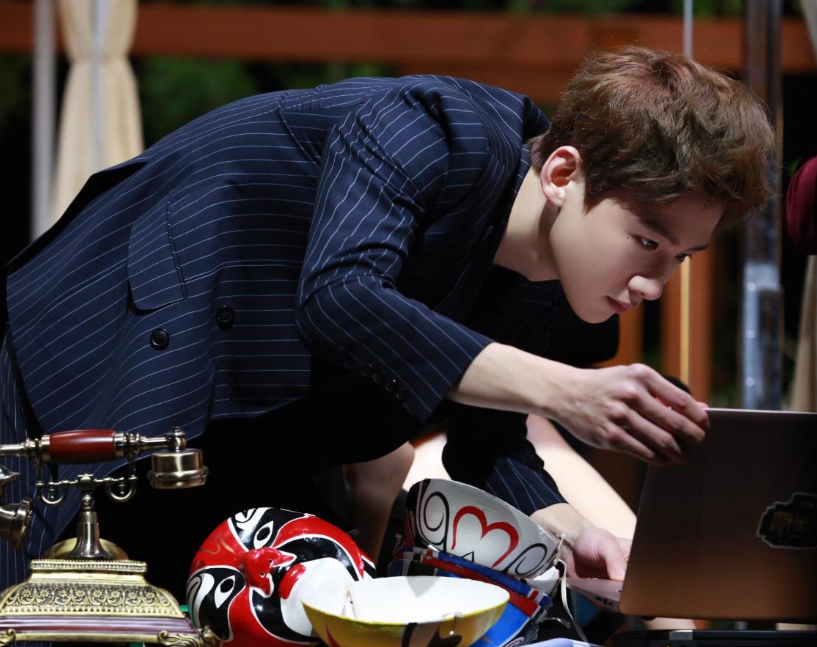 白敬亭|白敬亭特点鲜明，三观很正，会跟粉丝互怼，也会体贴粉丝