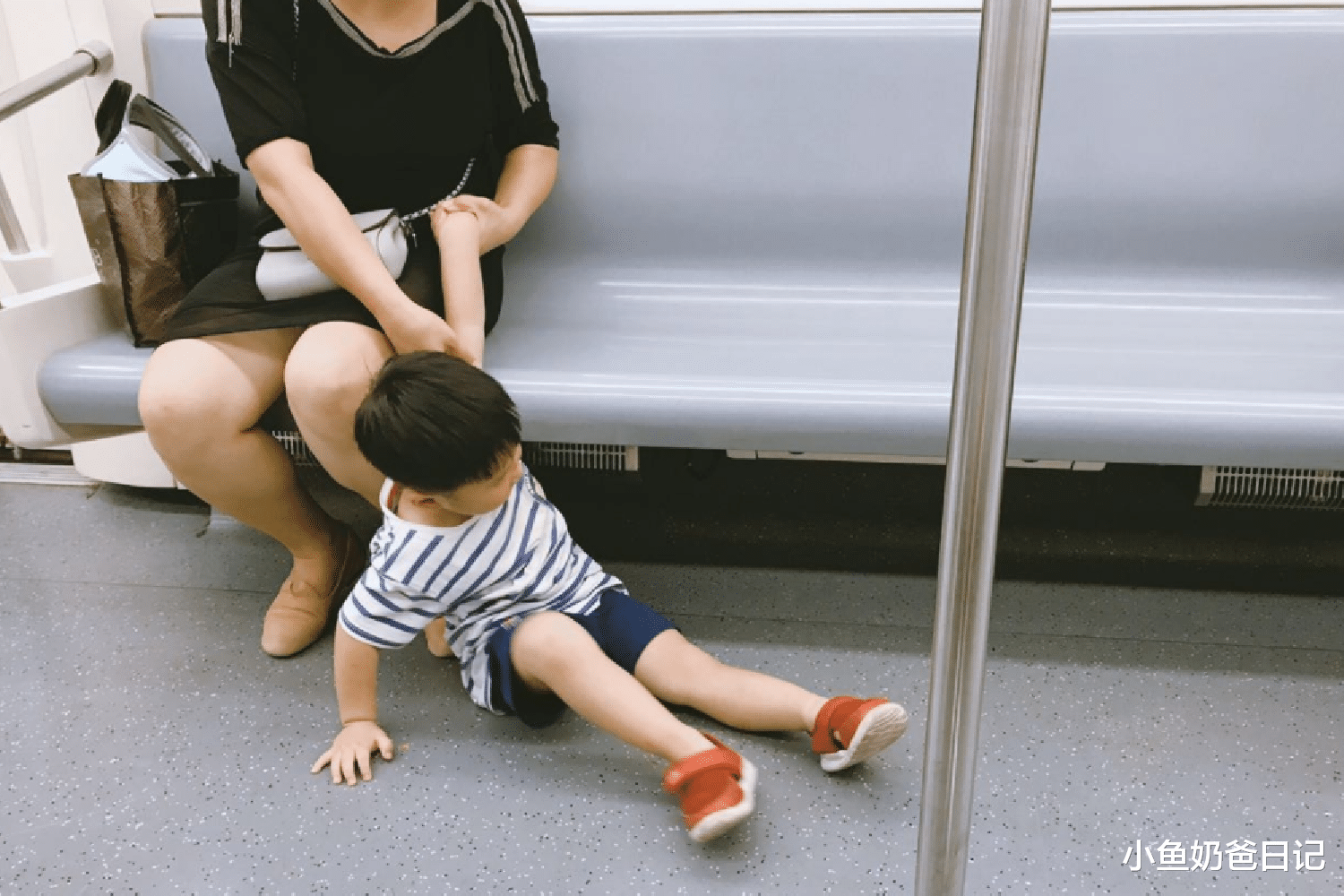 小鱼奶爸日记|宝宝为买玩具躺地撒泼,宝爸淡定拍照,轻松解决教育难题