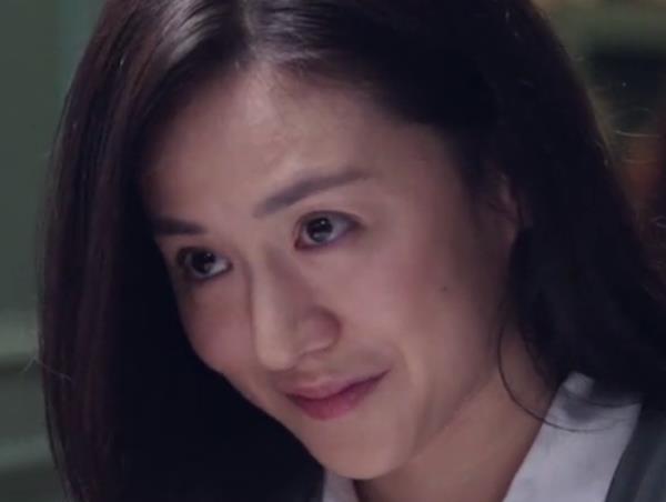 迪丽热巴|之前给迪丽热巴作配，如今在《突围》里客串，王嘉绮越来越美了