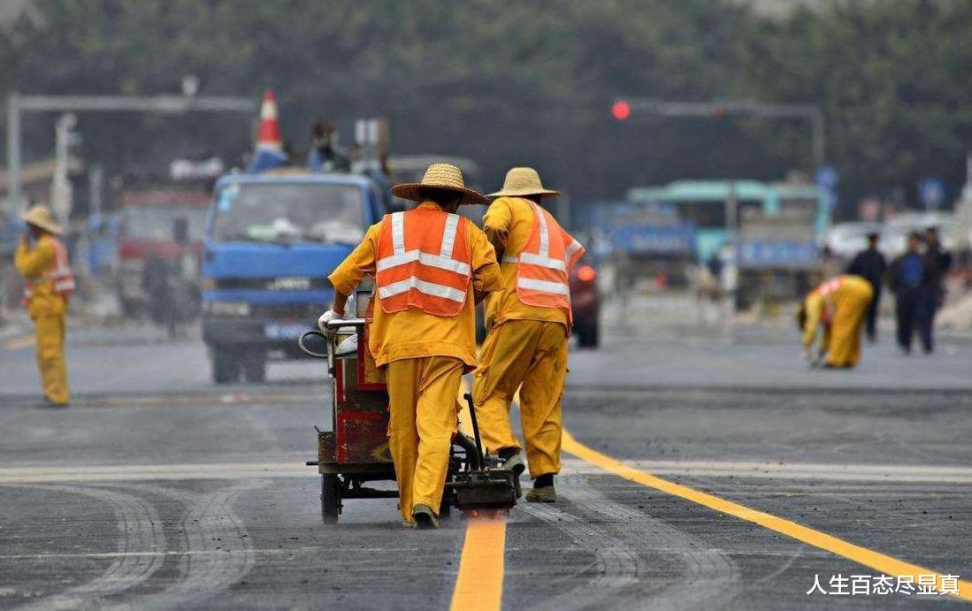 人生百态尽显真 环卫工飘了？湖南一男子被洒水车追着喷还挨骂，你是残疾吗？