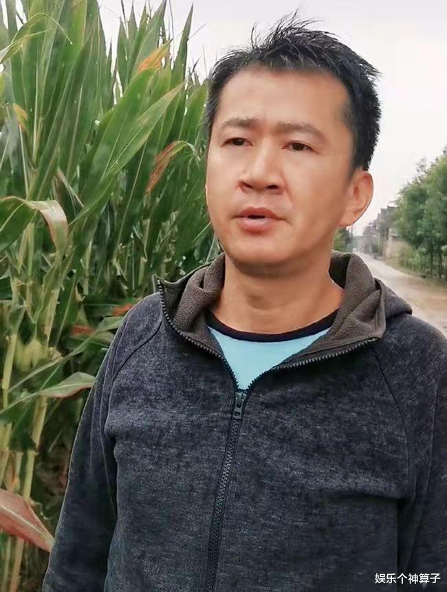 李嘉明|38岁男演员多次讨要片酬未果，久病的父亲已去世，吃酒席连剩菜都要打包